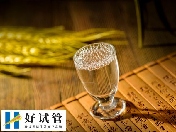 大量摄入酒精会损伤胃黏膜